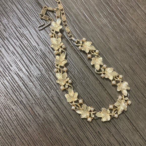 Vintage Lisner Maple Leaf Faux Pearl Necklace Open Work GoldTone - Picture 3 of 12